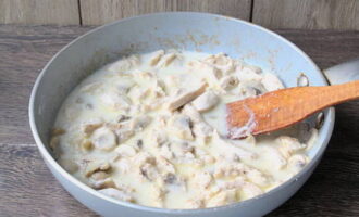 Next, add half the required amount of cream to the ingredients. Also add chicken broth or water until the chicken and mushrooms are completely covered with liquid. Now turn on the minimum heat, cover the pan with a lid and simmer everything for 10-12 minutes.