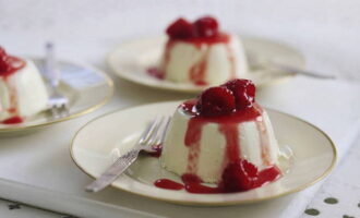 After a couple of hours, take the panna cotta out of the refrigerator. The dessert should literally become like jelly. Pour hot water into a deep bowl and place the panna cotta molds in it for a few seconds (the hot water should not go beyond the edges of the molds, otherwise the dessert will drown in it). Turn the molds over one by one onto a large plate and remove them. Decorate the dessert with berries and serve.