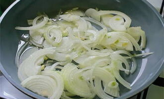 First fry the onion in a frying pan with oil.