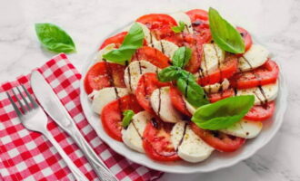 Onze salade is klaar. Het is gemakkelijk te bereiden, maar blijkt ontzettend lekker. Wij serveren het op tafel als een lichte snack. 