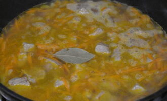 Pour boiling water, add salt, black pepper to taste and bay leaf.