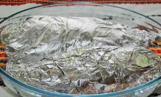 Take a baking dish with high sides and place the fish on a sheet of foil. We twist the ends of the sheet.