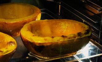 After 40-60 minutes, when the pumpkin becomes soft and the pulp easily comes away from the peel, remove the baking sheet from the oven.If the flesh begins to burn during simmering but is still raw, cover it with foil.