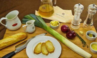 How to cook classic onion soup? Prepare all the necessary ingredients to prepare the soup.