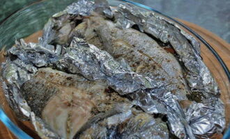 Heat the oven at 220 degrees and place the mold with the fish inside. Bake the dorado in this form for about 40 minutes. Open the foil and carefully drain the juice. Bake the fish for another 10 minutes, unwrapped.