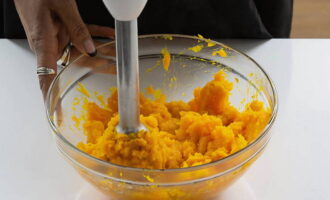 Transfer the pulp to a deep bowl and puree with a blender. Let it cool.