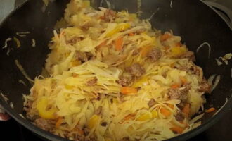 Then transfer the prepared minced meat with tomato into a large frying pan with the vegetables, stir and simmer for 5 minutes under a closed lid.