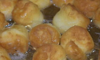 Cook over medium heat, about 3-4 minutes on each side. It is important that the balls lie in a single layer in the pan.