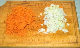 Peel the onions and carrots. Finely chop the onion and grate the carrots.