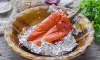 Balut lada benggala dalam foil dan bakar dalam ketuhar pada 220 darjah selama 20 minit. Selepas ini, masukkan lada ke dalam beg, biarkan selama 7-10 minit, kemudian keluarkan benih dari sayuran.