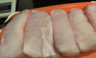 Cut the catfish fillet into pieces 5-6 centimeters thick.