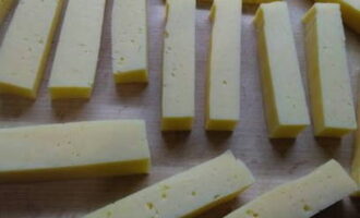 Cut the cheese into bars 1.5-2 centimeters wide.