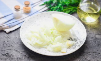 Peel the onions and cut into cubes.