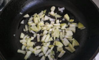 Heat two tablespoons of oil in a frying pan and fry the onion in it until light golden brown.