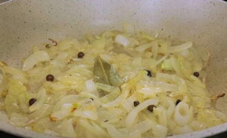 In another frying pan, fry the onion, cut into large quarter rings, until translucent and lightly browned. Add black peppercorns and bay leaves to it.