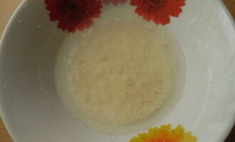 Como cozinhar o mingau de semolina em água? Para evitar o aparecimento de grumos, primeiro encha a semolina com água fria por 15 minutos.