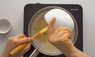 Grieß bei schwacher Hitze kochen, bis er eindickt, dabei ständig mit einem Spatel umrühren. Wenn der Brei fertig ist, Butter hinzufügen und umrühren.