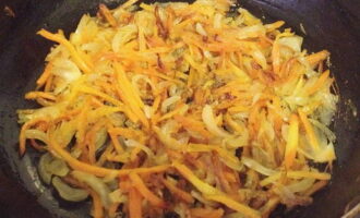 While the soup base is preparing, make aromatic frying. Peel and chop the onions and carrots, fry in vegetable oil until the carrots are soft and a few minutes before they are ready, add one teaspoon of granulated sugar - thanks to this ingredient, the finished dish will have a richer color.