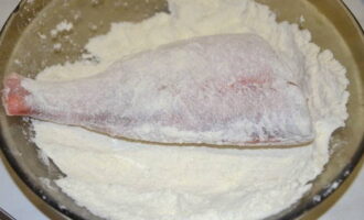 Bread the prepared fish in flour on both sides.