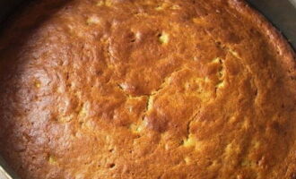 Ungere bene la teglia con il burro. Versare la pastella di banane. Mettere in forno preriscaldato a 180 gradi e cuocere per 45-50 minuti.