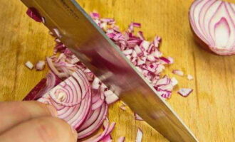 Peel the red onion and chop finely.