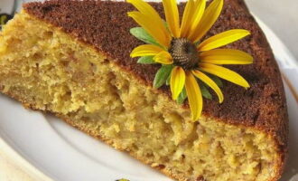 Una sencilla tarta de plátano al horno está lista. ¡Corta la golosina en porciones y sírvela!