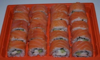 Store the prepared rolls in the refrigerator, placing them in a vacuum container. Serve the roll with special sauce.