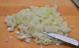 Zwiebeln und Karotten werden in Stücke geschnitten, die so groß sein sollten, dass sie beim Kochen nicht zu Brei zerfallen. Gemüse zum Bratfleisch geben und alles zusammen ca. 15 Minuten erhitzen. 