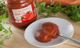 Zum Fleisch und Gemüse wird Tomatenmark gegeben und alles vermengt. 