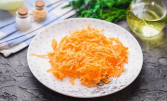 Grate the carrots on a coarse grater.