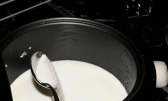 Pour the required amount of milk into the rice. Add sugar and salt to the ingredients.