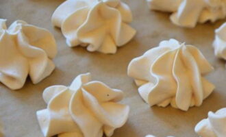 Làm nguội meringue đã nướng trên khay nướng rồi chuyển sang đĩa. Bạn nên có khoảng 50 miếng.