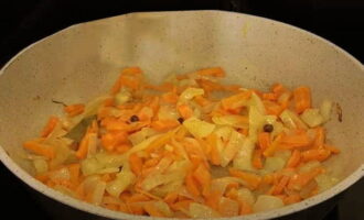 Then add thinly chopped carrots to the fried onions. Simmer the onions and carrots over medium heat until the carrots are cooked. You can add a little oil to the pan and add apple cider vinegar towards the end of frying, which will give the fried vegetables a pleasant flavor.