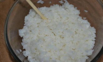 For rolls, rice must be cooked correctly. Wash 200 grams of rice, pour into a separate pan, add 250 ml of clean water and bring to a boil over high heat. Cook the boiled rice over low heat under a closed lid for 12–15 minutes without stirring.Then cover the pan with rice with a towel for 10 minutes, then transfer it to a bowl and stir with a wooden spatula with rice vinegar. The rice should cool until warm.