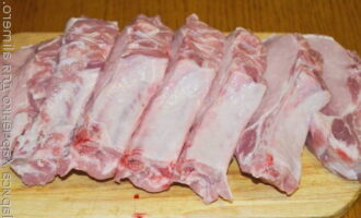 Cut the meat into pieces so that the cut goes between the ribs.