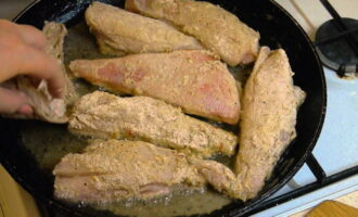 Heat a small amount of vegetable oil in a frying pan and lay out the carcasses. Cook over moderate heat for about 4-5 minutes.