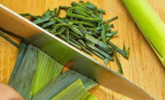 Cut the leek into thin strips.