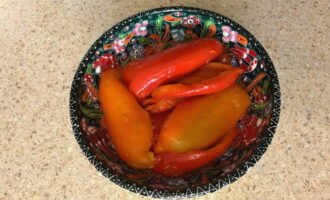 How to make a classic stuffed tortilla at home? Cut the sweet pepper in half, remove all the seeds and internal membranes, wrap it in foil and put it in the oven to bake for 20 minutes. After this, take it out, rinse with cold water and cut into thin strips.