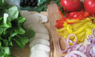 Mozzarella is also cut into thin slices, olives into rings.