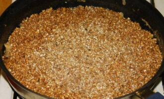 Nach der angegebenen Zeit trockenen Buchweizen ohne Rühren in die Bratpfanne gießen, mit einem Deckel abdecken und 5 Minuten ruhen lassen, damit der Fleischsaft vom Müsli aufgenommen wird. Anschließend das restliche Wasser hinzufügen und etwa 15 Minuten weiter köcheln lassen, bis das Müsli gar ist. Der Deckel muss nicht geöffnet werden. 