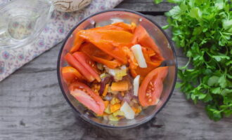 Next, place the cereal in a blender bowl, add the baked peppers, sautéed vegetables, garlic and tomatoes.