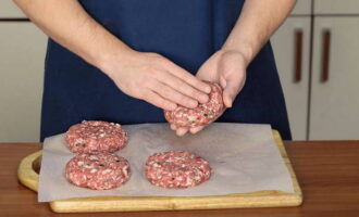 With wet hands, form into round, flat patties. Cover a cutting board with parchment, lay out the pieces and put them in the refrigerator for 15-20 minutes.