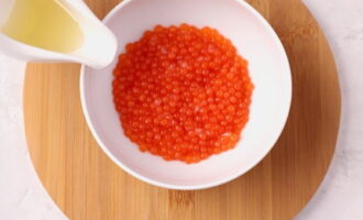 Transfer the caviar to a bowl, add vegetable oil and stir.