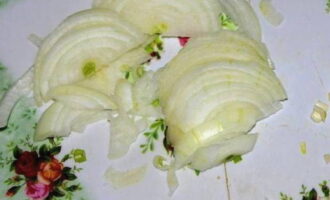 Peel the onions and garlic. Cut the onion into thin half rings, finely chop the garlic with a knife.