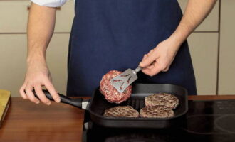 Fry the cutlets in a grill pan for 3-4 minutes on each side.