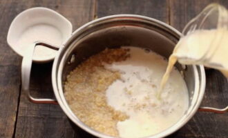 Milch hinzufügen, umrühren, zum Kochen bringen.