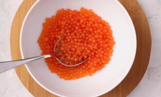 Salted pink salmon caviar is ready, store it in the refrigerator for several days.