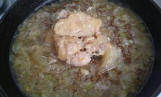 Add the chicken stew to the buckwheat, use a fork to separate the meat into small pieces and mix again.