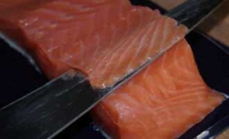 Using a sharp knife, cut the red fish into thin slices. To make slicing easier, place the fish in the freezer for an hour.