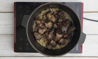 Then add the pieces of lamb to the fried onions and fry them for 10-15 minutes until the pieces become golden brown on all sides. Fry everything over high heat.